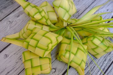 Ketupat ya da kupat, örülmüş genç hindistan cevizi yapraklarından ya da bazen başka bir palmiye yaprağından yapılan pirinç ambalajına sarılmış tipik bir Güneydoğu Asya yemeğidir.