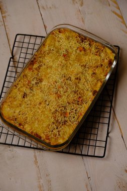 Schotel makarnası, makarna, yumurta, süt, sosis, peynir ve fırında pişirilen baharatlardan yapılan bir yemektir. Makarna, İtalya 'dan gelen bir yemektir. Tabak siyah mermer masada. en üstteki görünüm.