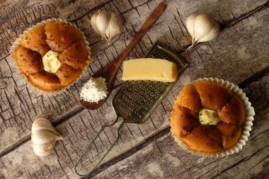 Masanın arkasında ev yapımı sarımsaklı ekmek.