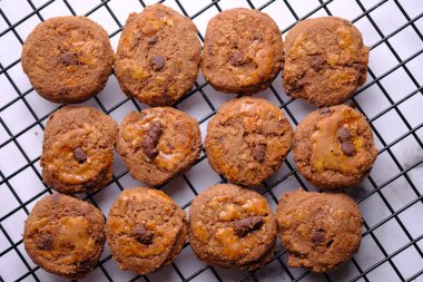 Kue Kering Lebaran, Coklat kurabiyeler, soğutma rafında çikolatalı kurabiyeler. Genellikle bayram ve Noel 'de servis edilir. Kue Idul Fitri ve Natal.