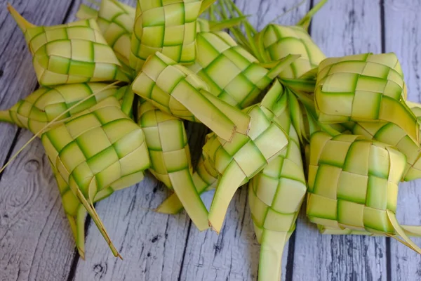 番茄酱 Ketupat或Kupat 是一种典型的东南亚海味菜肴 用米包裹 用织的椰子叶包裹 有时用另一种棕榈叶包裹 — 图库照片