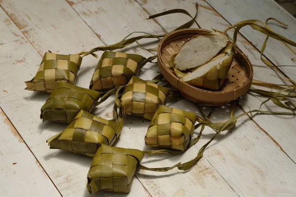 Ketupat Typická Javánská Mísa Vyrobená Rýže Která Zabalena Obalu Mladých — Stock fotografie