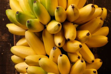Lady Finger muzları Musa Acuminata 'nın diploid tarlalarıdır. Küçük, ince tenli ve tatlılar. Pisang emas. Bir avuç taze altın muz..