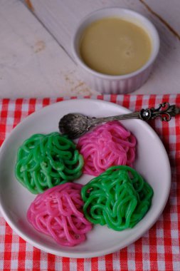 Kue Putu Mayang, Endonezya 'nın geleneksel pirinç unu, şeker, pandan yaprağı ve Java şekerli hindistan cevizi sütü karışımıdır. Endonezya yemekleri.