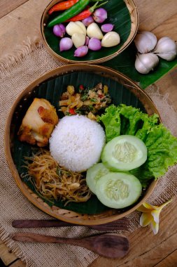 Nasi Berkat Pekalongan. Kızarmış tavuklu pilav, kızarmış baharatlı sebze, taze sebze. nasi kenduri. ayam santan, sambal goreng, tumis sayur, acar kuning. Endonezya yemekleri