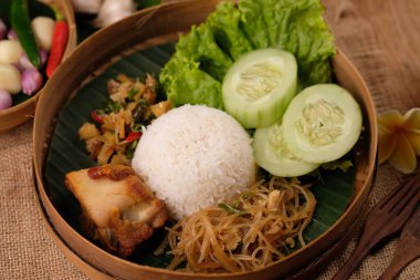 Nasi Berkat Pekalongan. Kızarmış tavuklu pilav, kızarmış baharatlı sebze, taze sebze. nasi kenduri. ayam santan, sambal goreng, tumis sayur, acar kuning. Endonezya yemekleri