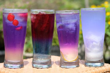 Es Bunga Telang Rosella, telang çiçeğinden (Asya güvercin kanatları) ve rosella 'dan (hibiscus sabdariffa) yapılmış taze içeceklerdir. Bu çiçek boyama içeceği olarak kullanılabilen doğal bir boya olabilir..