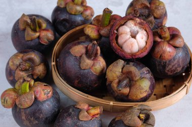 Mangosteen, Malay Yarımadası 'ndan kaynaklandığına inanılan ve Archipelago' ya yayılan tropikal kuşaktan gelen bir tür yeşil ağaçtır. Sarsinya mangostana.