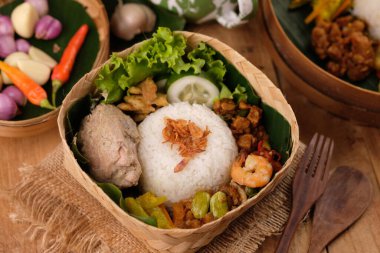 Nasi Berkat Pekalongan. Kızarmış tavuklu pilav, kızarmış baharatlı sebze, taze sebze. nasi kenduri. ayam santan, sambal goreng, tumis sayur, acar kuning. Endonezya yemekleri