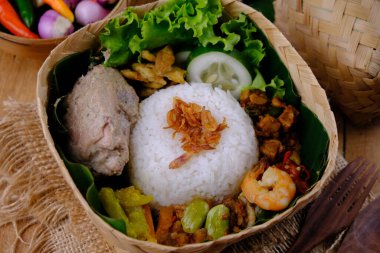 Nasi Berkat Pekalongan. Kızarmış tavuklu pilav, kızarmış baharatlı sebze, taze sebze. nasi kenduri. ayam santan, sambal goreng, tumis sayur, acar kuning. Endonezya yemekleri