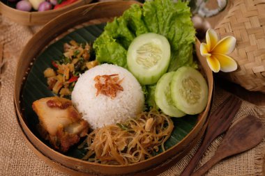 Nasi Berkat Pekalongan. Kızarmış tavuklu pilav, kızarmış baharatlı sebze, taze sebze. nasi kenduri. ayam santan, sambal goreng, tumis sayur, acar kuning. Endonezya yemekleri
