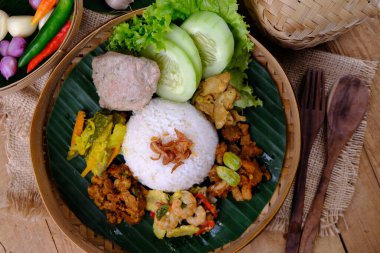 Nasi Berkat Pekalongan. Kızarmış tavuklu pilav, kızarmış baharatlı sebze, taze sebze. nasi kenduri. ayam santan, sambal goreng, tumis sayur, acar kuning. Endonezya yemekleri