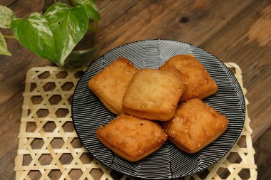 Odading ya da Galundeng, un ve şekerle kızartılmış geleneksel bir tatlıdır. Endonezya yemekleri.