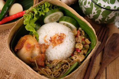 Nasi Berkat Pekalongan. Kızarmış tavuklu pilav, kızarmış baharatlı sebze, taze sebze. nasi kenduri. ayam santan, sambal goreng, tumis sayur, acar kuning. Endonezya yemekleri