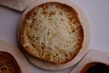 Martabak Manis. Tatlı Martabak. Un, yumurta, vanilya, üzerine rendelenmiş peynir, çikolata, reçel ve ananas, çilek reçeli. Soğutma rafında servis edilmiş. Endonezya yemekleri.