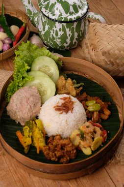 Nasi Berkat Pekalongan. Kızarmış tavuklu pilav, kızarmış baharatlı sebze, taze sebze. nasi kenduri. ayam santan, sambal goreng, tumis sayur, acar kuning. Endonezya yemekleri