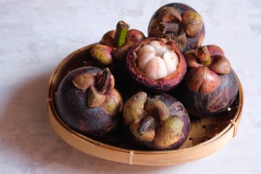 Mangosteen, Malay Yarımadası 'ndan kaynaklandığına inanılan ve Archipelago' ya yayılan tropikal bölgede yetişen bir ağaçtır. Sarsinya mangostana.