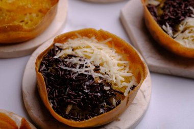 Martabak Manis. Tatlı Martabak. Un, yumurta, vanilya, üzerine rendelenmiş peynir, çikolata, reçel ve ananas, çilek reçeli. Soğutma rafında servis edilmiş. Endonezya yemekleri.