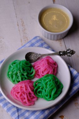 Kue Putu Mayang, Endonezya 'nın geleneksel pirinç unu, şeker, pandan yaprağı ve Java şekerli hindistan cevizi sütü karışımıdır. Endonezya yemekleri.