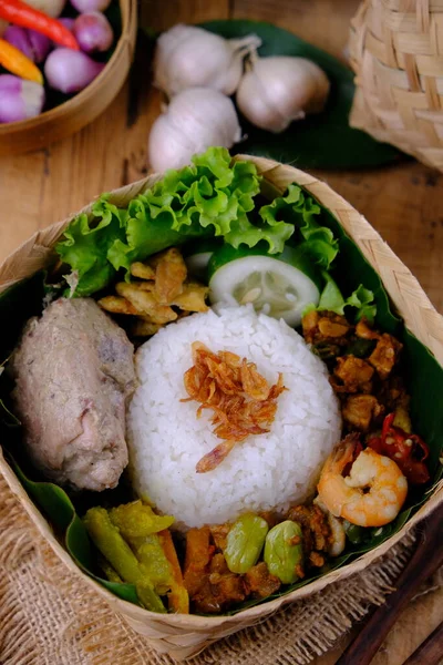Nasi Berkat Pekalongan Nasi Dengan Lauk Ayam Goreng Sayuran Pedas — Stok Foto