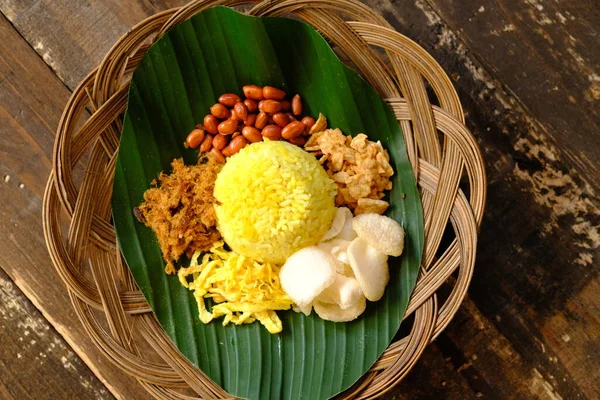Nasi Kuning Ist Indonesischer Traditioneller Gelber Reis Der Aus Kurkuma — Stockfoto
