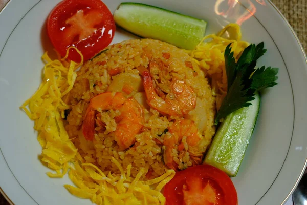 Nasi Goreng Udang, kızarmış karides. Kızarmış pirinç Endonezya 'da popüler bir yemektir. Endonezya yemekleri.