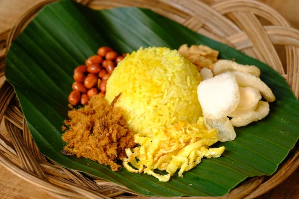 Nasi Kuning Arroz Amarelo Tradicional Indonésio Feito Açafrão Leite Coco — Fotografia de Stock