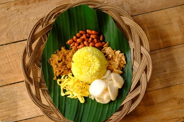 Nasi Kuning 코코넛 향신료로 구성된 인도네시아의 쌀이다 소고기 크래커 오믈렛얇게 — 스톡 사진