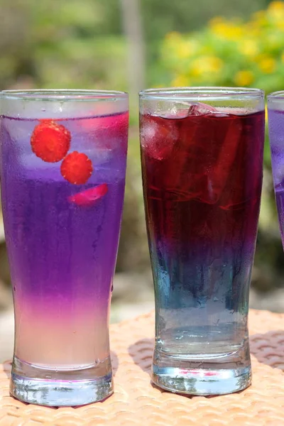 stock image Es Bunga Telang Rosella is Fresh drinks made from telang flower (Asian pigeonwings) and rosella (hibiscus sabdariffa). This flower can be a natural dye that can be used as a coloring drink.