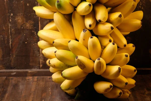 바나나 Lady Finger Bananas 나타의 이배체 품종이다 달콤하다 피낭에 황금빛 — 스톡 사진
