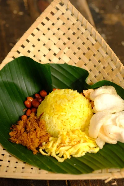 Nasi Kuning Indonéská Tradiční Žlutá Rýže Vyrobená Kurkumy Kokosového Mléka — Stock fotografie