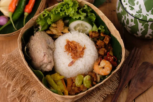Nasi Berkat Pekalongan Nasi Dengan Lauk Ayam Goreng Sayuran Pedas — Stok Foto