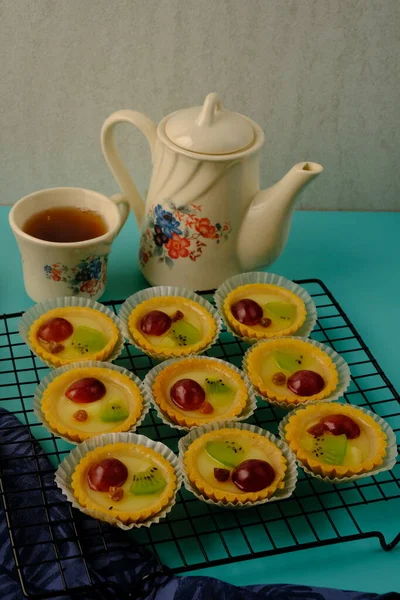 Tortas Frutas Rack Resfriamento Uma Xícara Chá Pratos Deliciosos Saudáveis — Fotografia de Stock