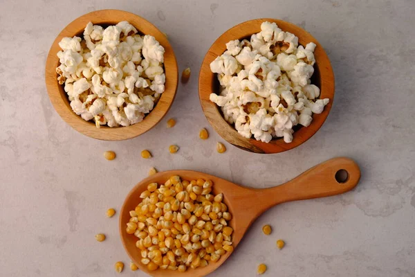 ポップコーン Popcorn またはコーンカーネル Corn Kernel 穀物が爆発するまで加熱されるスナックの一種 — ストック写真