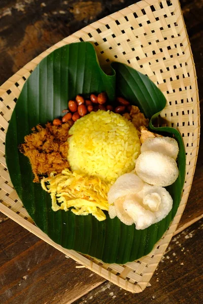 Nasi Kuning Arroz Amarillo Tradicional Indonesio Hecho Cúrcuma Leche Coco — Foto de Stock
