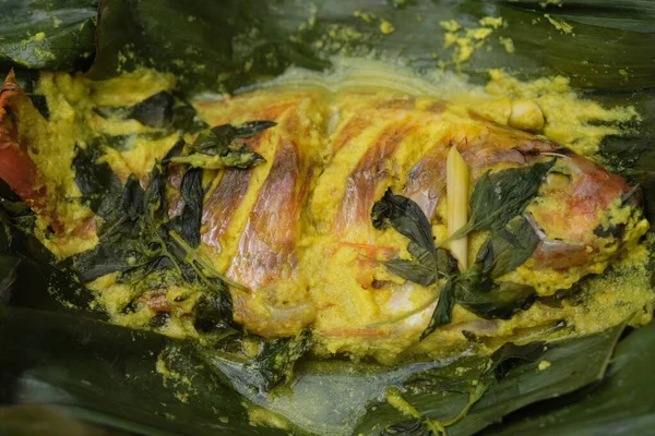 Pepes Ikan Nila Fesleğen Yaprağı Zerdeçal Soğan Sarımsak Limon Otu — Stok fotoğraf