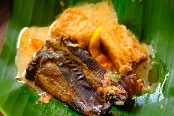 Mangut Ikan Asap Tradycyjna Indonezyjska Kuchnia Wędzonej Płaszczki Mleka Kokosowego — Zdjęcie stockowe