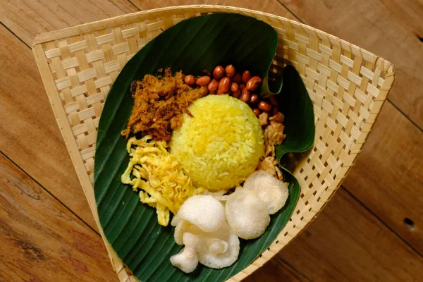Nasi Kuning 코코넛 향신료로 구성된 인도네시아의 쌀이다 소고기 크래커 오믈렛얇게 — 스톡 사진