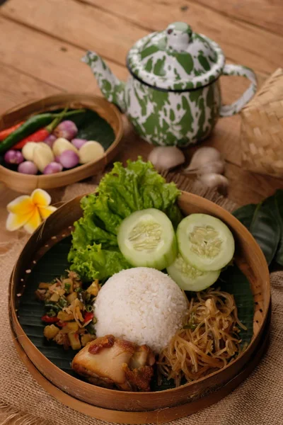 Nasi Berkat Pekan Rýže Přílohami Smaženého Kuřete Smažená Kořeněná Zelenina — Stock fotografie