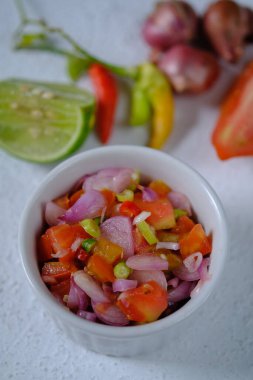 Sambal Dabu-dabu, Kuzey Sulawesi veya Manado şehrinde bulunan taze domates, kırmızı biber, dilimlenmiş arpacık soğanı, limon suyu, tuz ve yağdan yapılan tipik bir biber sosudur. Endonezya yemekleri.