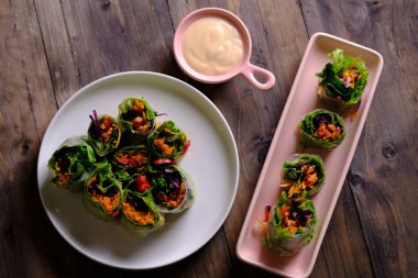 Lumpia Vietnam. Vietnam börekleri, taze çiğ sebze, havuç, marul, mor lahana, soğan, biber, tavuk, ton balığı ya da karidesle doldurulmuş. Pirinç rulosuna sarılmış..