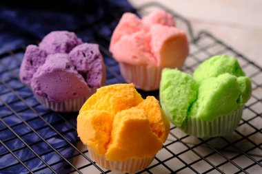 Bolu Kukus. Soğutma rafında buğulanmış pandispanya kekleri. Buharda pişirilmiş sünger kekleri, buğday unundan, yumurtadan, vanilyadan, esanslardan ve gıda boyasından yapılan atıştırmalıklar. Endonezya yemekleri.