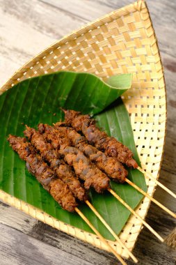 Sate jamur, istiridye mantarları ve fıstık soslu ızgara mantarlardan yapılan bir sataydır. Bu yemek diyetçiler ve vejetaryenler veya vejetaryenler için uygundur. Endonezya yemeği. Sate jamur merang tiramı