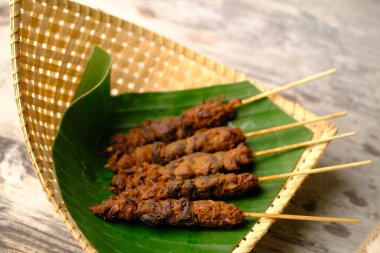 Sate jamur, istiridye mantarları ve fıstık soslu ızgara mantarlardan yapılan bir sataydır. Bu yemek diyetçiler ve vejetaryenler veya vejetaryenler için uygundur. Endonezya yemeği. Sate jamur merang tiramı