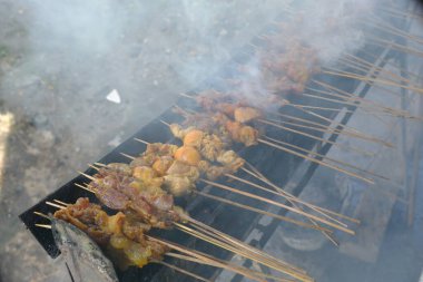 Sate Ambal, Orta Cava 'nın Kebumen bölgesinde yetişen tipik bir tavuk satayıdır. Bu satay baharatlı tavuk etinden yapılır. Sate kömür ızgarasında ızgara ile pişirilir. Endonezya yemekleri.