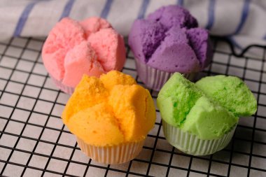 Bolu Kukus. Soğutma rafında buğulanmış pandispanya kekleri. Buharda pişirilmiş sünger kekleri, buğday unundan, yumurtadan, vanilyadan, esanslardan ve gıda boyasından yapılan atıştırmalıklar. Endonezya yemekleri.