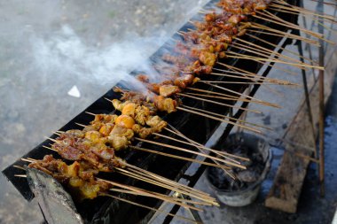 Sate Ambal, Orta Cava 'nın Kebumen bölgesinde yetişen tipik bir tavuk satayıdır. Bu satay baharatlı tavuk etinden yapılır. Sate kömür ızgarasında ızgara ile pişirilir. Endonezya yemekleri.