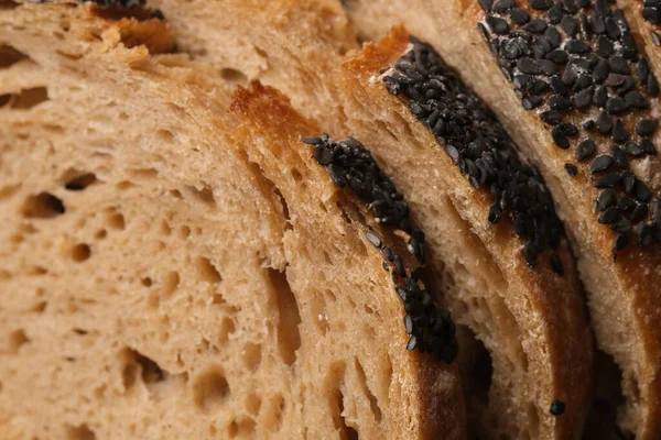 スライスされた素朴なライ麦のパンのクローズアップ 天然酵母と発酵 黒パン — ストック写真