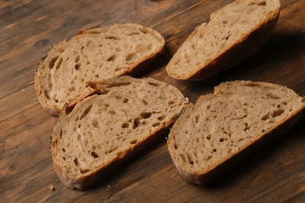 Chleb Chlebowy Plasterkach Żyta Drewnianym Stole Zakwasie Użyć Naturalnych Drożdży — Zdjęcie stockowe