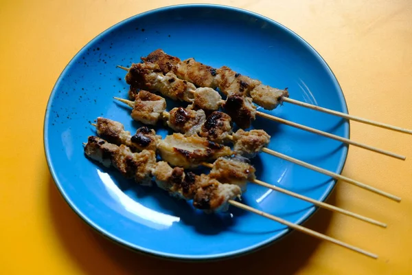 Sate Ikan 用金枪鱼丝制成 先用调料调味 然后用木炭烤 含欧米加3脂肪酸 印尼食品 放在黄色桌子上的蓝色盘子里 — 图库照片